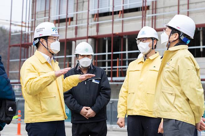 25일 오후 오병권 경기도지사 권한대행이 과천에 위치한 공동주택 건설 현장에서 관계자들과 함께 동절기 공동주택 건설현장 특별 안전점검을 하고 있다. (사진=경기도 제공) *재판매 및 DB 금지