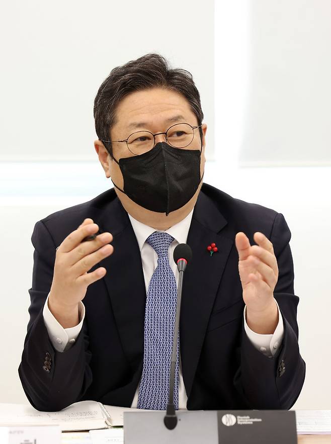 [서울=뉴시스] 정병혁 기자 = 황희 문화체육관광부 장관이 11일 서울 종로구 국립현대미술관에서 열린 콘텐츠 분야 주요 사업 정책수요자 간담회에서 예산 현황 및 추진계획에 대해 의견을 나누고 있다.(사진=문화체육관광부 제공) 2022.01.11. photo@newsis.com *재판매 및 DB 금지