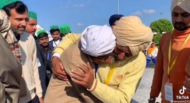 [서울=뉴시스] 인도에서 1947년 영국 식민통치 종료 직후 인도-파키스탄 국경 분리 당시 생이별 했던 형제가 약 75년만에 극적으로 상봉했다. 사디크(왼쪽)와 시카(오른쪽)가 눈물을 흘리며 서로를 얼싸안고 있다. (출처 : Tiktok 갈무리) 2022.01.25. *재판매 및 DB 금지