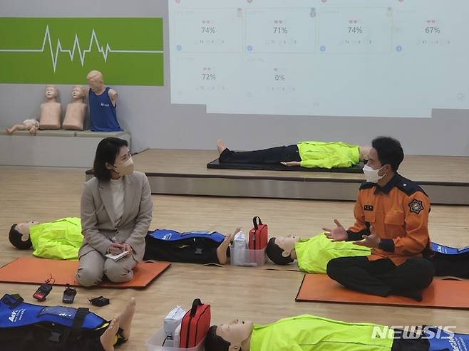 [부산=뉴시스] 이동민 기자=김혜경 씨는 25일 오후 부산 동래구 119안전체험관을 방문해 심폐소생술을 체험한 후 소방관들과 소통하고 있다. 2022.01.25. eastsky@newsis.com