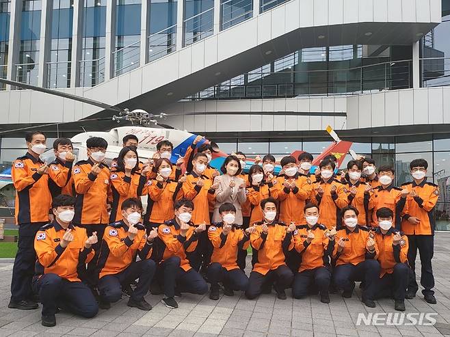 [부산=뉴시스] 이동민 기자=김혜경 씨는 25일 오후 부산 동래구 119안전체험관을 방문해 소방관들과 기념촬영을 하고 있다. 2022.01.25. eastsky@newsis.com