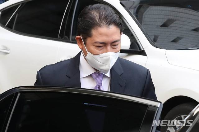 [서울=뉴시스]홍효식 기자 = 조현준 효성그룹 회장이 지난 2020년 11월25일 오후 서울 서초구 서울고등법원을 나서고 있다. (공동취재사진) 2020.11.25. photo@newsis.com