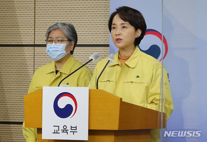 [세종=뉴시스] 배훈식 기자 = 유은혜 사회부총리 겸 교육부 장관이 지난달 1일 오전 정부세종청사 브리핑실에서 안정적 전면등교 및 소아, 청소년 접종 참여 확대를 위한 호소문을 발표하고 있다. 왼쪽은 정은경 질병관리청장. 2021.12.01. dahora83@newsis.com