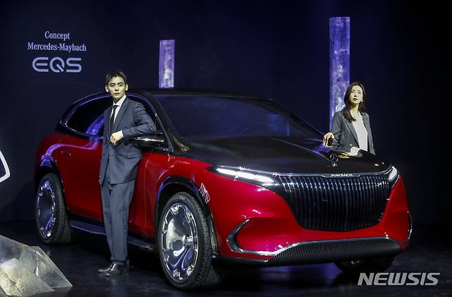 [서울=뉴시스] 정병혁 기자 = 25일 오후 서초구 세빛섬에서 열린 메르세데스-벤츠 코리아 콘셉트 메르세데스-마이바흐 EQS 코리안 프리미어 포토세션에서 '콘셉트 메르세데스-마이바흐 EQS'가 공개되어 있다. 2022.01.25. jhope@newsis.com