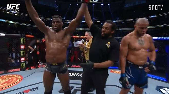 UFC 헤비급 타이틀 1차 방어전에 성공한 프란시스 은가누(왼쪽). SPOTV 제공