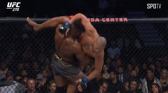 시릴 가네를 번쩍 들어올린 뒤 테이크다운을 시도하는 프란시스 은가누. SPOTV 제공