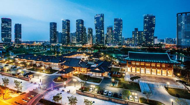 5성급 한옥호텔 ‘경원재 앰배서더 인천’의 야경. [사진 제공 · 경원재 앰배서더 인천]