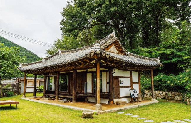 ‘3917마중’의 목서원 본채 난파정은 숙소가 온돌로 돼 있다. [사진 제공 · 3917마중]