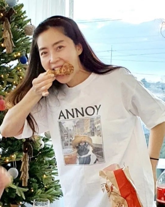 Song Yoon-ah posted a photo on his instagram on Saturday with an article entitled Ship....Song Yoon-ah in the public photo is having a relaxing time in comfortable clothes.Song Yoon-ah smiled as a real housewife, lying down or singing with a wireless microphone.Song Yoon-ah also caught the attention of those who watched the chicken legs with a smile on their mouths.Meanwhile, Song Yoon-ah marriages with Sol Kyung-gu in 2009 and has a son in his sub-baby; recently appeared in the Channel A drama Showwindow: The Queens House.Photo: Song Yoon-ah Instagram