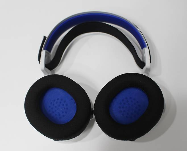 귀에 직접 닿는 부위는 통기성과 쿠션감이 좋은 소재로 마감해 편안한 착용감을 준다.