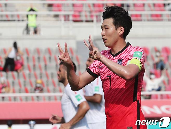 13일 오후 경기 고양시 고양종합운동장에서 열린 2022 국제축구연맹(FIFA) 카타르 월드컵 아시아지역 2차 예선 대한민국과 레바논 경기 후반전에 손흥민이 페널틱킥을 성공시키고 토트넘에서 함께 했던 에릭센 선수를 응원하는 세리머니를 하고 있다. 2021.6.13/뉴스1 © News1 DB