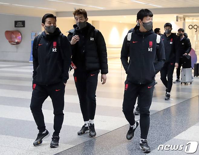 대한민국 축구 대표팀의 김태환(왼쪽부터), 조현우, 김영권이 26일 오전(현지시간) '2022 카타르월드컵 아시아 최종예선 A조 7차전' 레바논의 경기를 위해 레바논 국제공항으로 입국하고 있다. 2022.1.26/뉴스1 © News1 김진환 기자