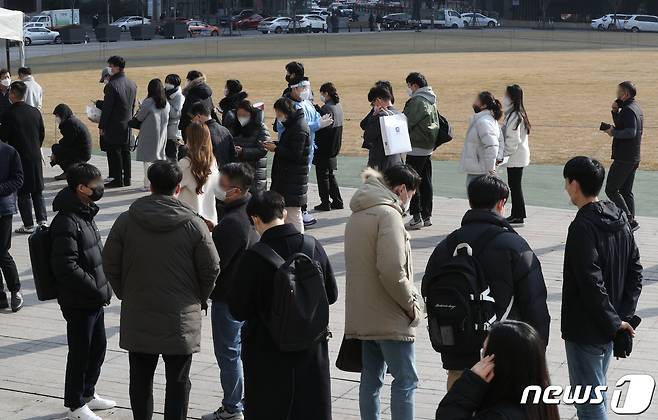 26일 서울광장에 마련된 임시선별검사소에서 시민들이 검사를 받기 위해 줄을 서 있다.  2022.1.26/뉴스1 © News1 신웅수 기자