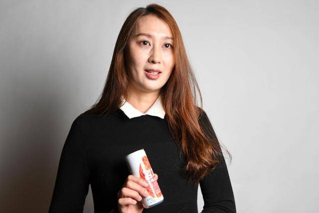 푸드테크 스타트업 적컴퍼니를 만든 윤소영 대표가 서울 중구 한국일보에서 인터뷰를 하며 직접 개발한 김치 음료 '김치 에너지'를 들어보이고 있다. 한지은 인턴기자