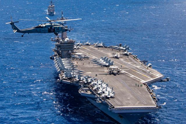 2018년 하와이 인근을 운항중인 미국 항공모함 칼빈슨호. 지난 24일 F-35C 최신예 스텔스 전투기가 이 항공모함에 부딪혀 해저로 추락했다. 미국 해군 제공.