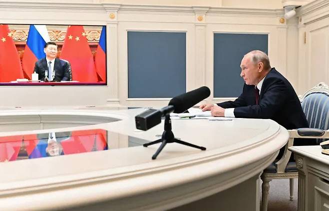 블라디미르 푸틴 러시아 대통령이 지난해 6월 모스크바에서 시진핑 중국 국가주석과 화상 회담을 하고 있다. 모스크바｜AP연합뉴스