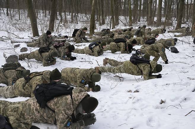 Members of Ukrainian forces and volunteer soldiers train in a city park in Kyiv. (AP-Yonhap)