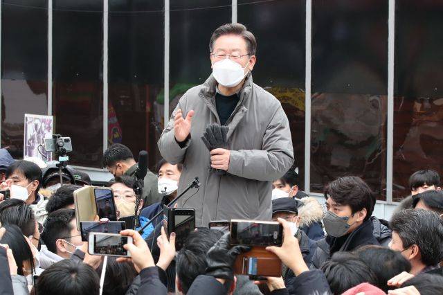 더불어민주당 이재명 대선 후보가 25일 경기도 하남시 신장공설시장에서 열린 '매타버스 하남 민심 속으로!'에 참석해 연설을 하고 있다. 국회사진기자단