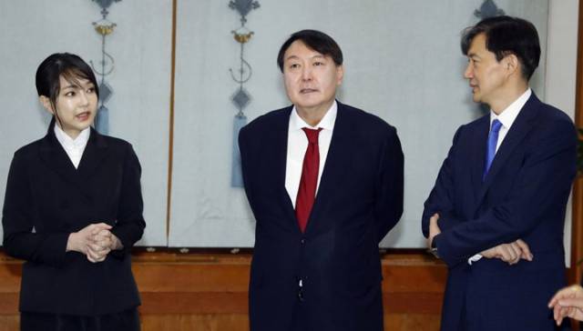 지난 2019년 7월 윤석열 국민의힘 대선후보(가운데)의 검찰총장 임명 당시 부인 김건희씨(왼쪽)과 조국 당시 청와대 민정수석(전 법무부 장관)이 청와대에서 얘기를 나누고 있다. / 사진=연합뉴스