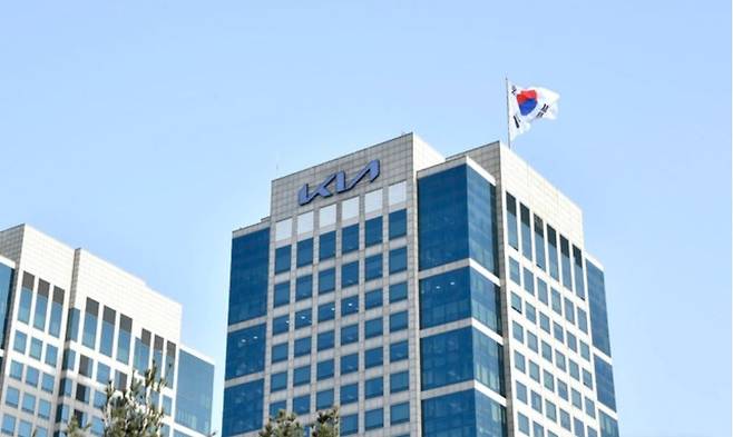 서울 서초구 기아자동차 본사 건물 외벽에 기아자동차의 새로운 로고가 걸려 있다. [현대·기아차 제공]
