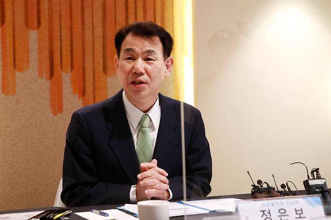 [서울=뉴시스] 정은보 금융감독원장이 26일 은행연합회에서 금융플랫폼 간담회를 개최한 뒤 모두발언을 하고 있다. (사진=금융감독원) photo@newsis.com *재판매 및 DB 금지