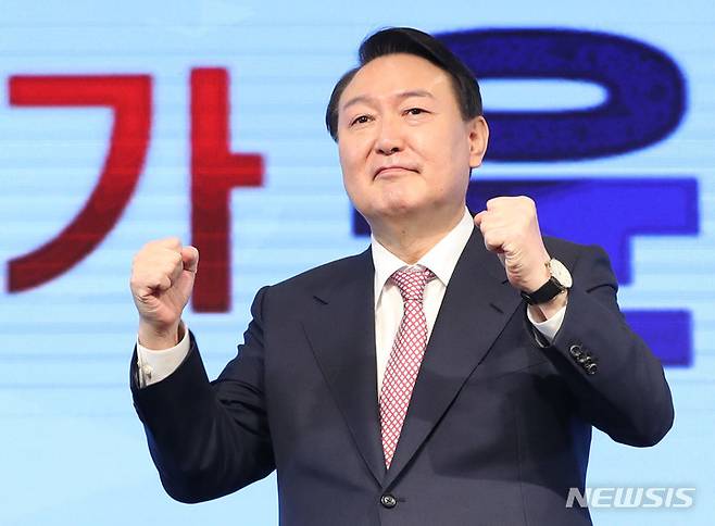 [서울=뉴시스] 국회사진기자단 = 윤석열 국민의힘 대선 후보가 26일 오후 서울 영등포구 중소기업중앙회에서 열린 '우리가 윤석열이다!' 국회의원 및 원외당협위원장 필승 결의대회에서 참석자들을 향해 인사하고 있다. 2022.01.26. photo@newsis.com