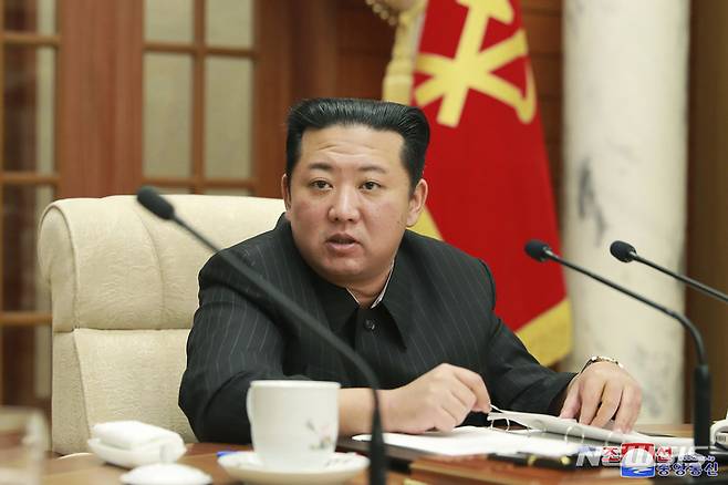 [평양=AP/뉴시스]북한 조선중앙통신이 공개한 지난 19일 김정은 북한 국무위원장의 노동당 중앙위 제8기 제6차 회의 참석 모습. 2022.01.20.