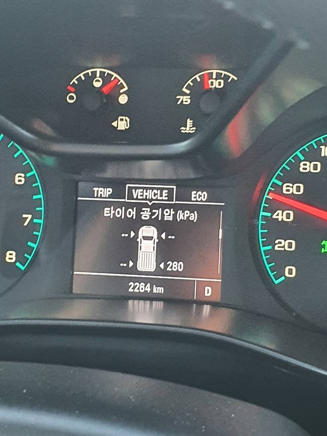 쉐보레의 2020년형 ‘콜로라도 익스트림’ 모델 주행 중 ‘타이어 공기압 경보장치’(TPMS) 장면이 담긴 화면.&nbsp;타이어 공기압이 표시되지 않고 있다. 차주 A씨 제공