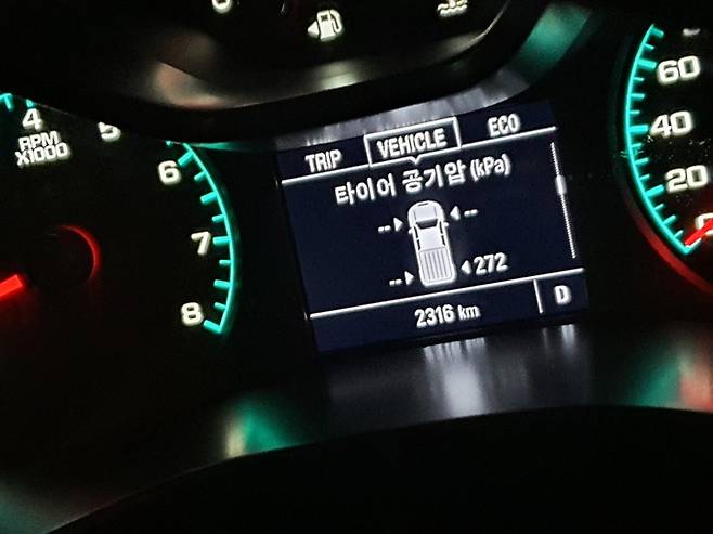 쉐보레의 2020년형 ‘콜로라도 익스트림’ 모델 주행 중 ‘타이어 공기압 경보장치’(TPMS) 장면이 담긴 화면.&nbsp;타이어 공기압이 표시되지 않고 있다. 차주 A씨 제공