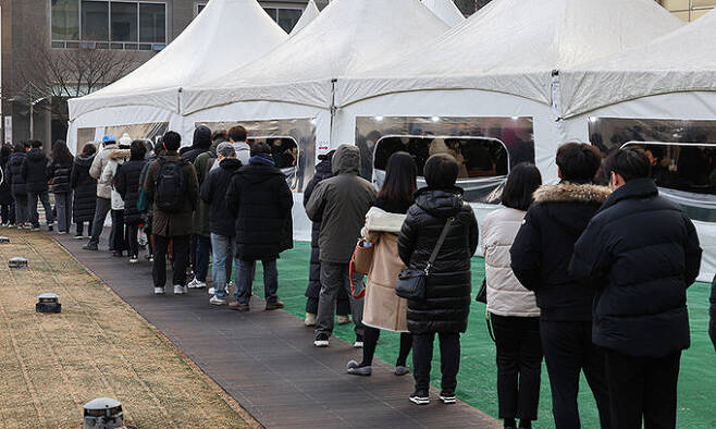 26일 서울 송파구 송파구보건소 선별진료소에서 시민들이 신종 코로나바이러스 감염증(코로나19) 검사를 받기 위해 대기하고 있다. 연합뉴스