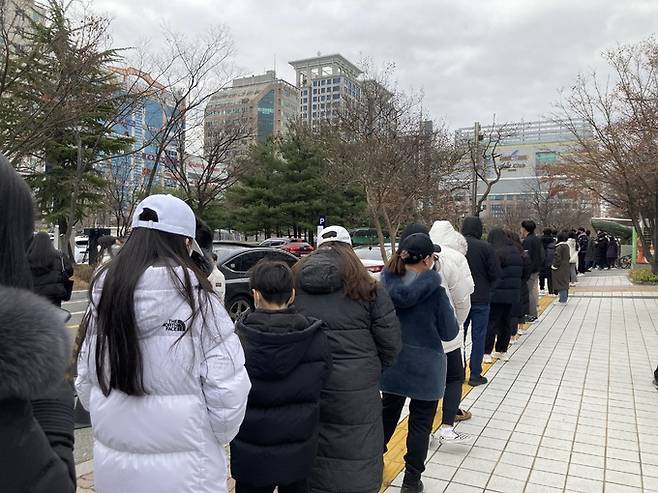 26일 대전시청광장에 마련된 임시선별검사소에서 코로나19 검사를 받으려는 시민들이 줄 서있다. 강은선 기자