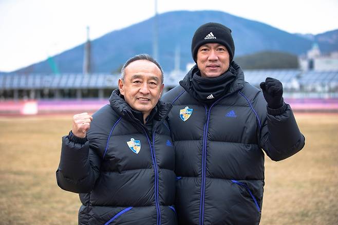 울산에서 홍명보 감독(오른쪽)과 재회한 이케다 세이고 수석코치.  [울산 현대 제공. 재판매 및 DB 금지]