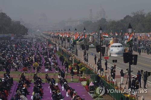 인도 리퍼블릭 데이 행사장 모습.  (뉴델리 AFP=연합뉴스) 26일(현지시간) 인도 수도 뉴델리에서 열린 리퍼블릭 데이 시가행진 행사. 2022.1.26 photo@yna.co.kr
