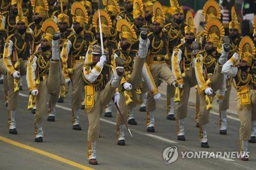 행진하는 인도군   (AFP 로이터=연합뉴스) 26일(현지시간) 인도 수도 뉴델리에서 열린 리퍼블릭 데이에서 행진하는 중앙 산업 경비부대. 2022.1.26 photo@yna.co.kr