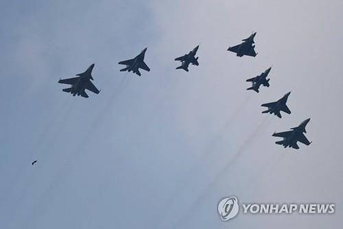 인도 리퍼블릭 데이에서 선보인 전투기  (뉴델리 AFP=연합뉴스) 26일(현지시간) 인도 수도 뉴델리에서 열린 리퍼블릭 데이 행사 상공을 날아다니는 인도공군 전투기. 2022.1.26 photo@yna.co.kr