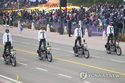 인도-티베트 국경 경찰이 선보인 오토바이 묘기  (뉴델리 AFP=연합뉴스) 26일(현지시간) 인도 수도 뉴델리에서 열린 리퍼블릭 데이 행사에서 오토바이 행진 묘기를 선보인 인도-티베트 국경 경찰. 2022.1.26 photo@yna.co.kr