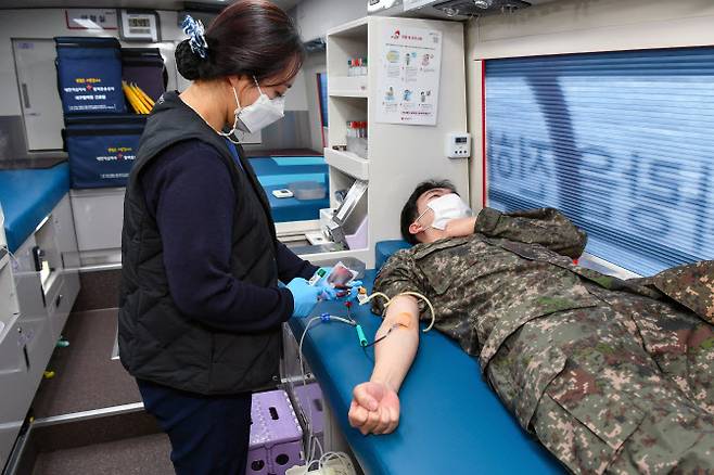 공군 장병이 헌혈하는 모습. (사진=공군)