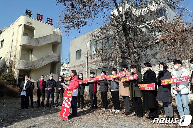 윤갑근 전 국민의힘 충북도당 위원장이 27일 청주시 상당구 남주동 공터에서 상당 국회의원 재선거 출마를 공식 선언하고 있다. 2022.1.27/뉴스1 © 뉴스1