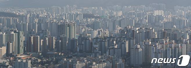서울 남산에서 바라본 아파트 밀집지역 모습. 2022.1.24/뉴스1 © News1 성동훈 기자