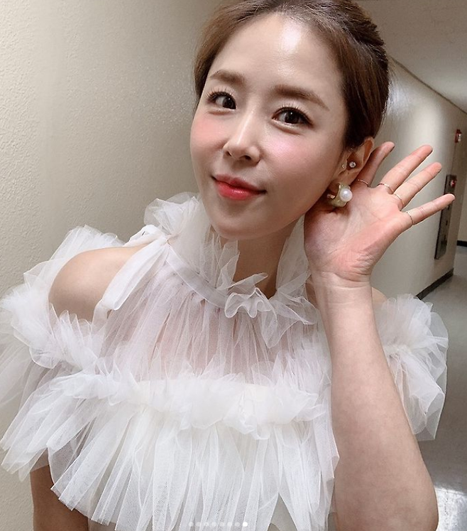 In his debut 24 years, Hong Il Shin Ji of Koyote, the longest mixed group in Korea, showed a bright dress look.Shin Ji posted a photo of her pose on her SNS on the 27th wearing a pure white shadres.Shin Ji released photos taken from various angles with the article Dress was so good to have a good place together # Gaon Chart Music Awards # Awards.In the photo, Shin Ji was elegant and bright with a dress with feathery wrinkles on his neck, arms and chest.It is as good as a new bride, with finely collected hair, simple pearl earrings, and white mash shoes.Fellow seniors are also surprised by the look of Shin Ji, who looks like shes wearing a Wedding Dress: Yangmira says, Oh, my sister!, and Park Jun-hyung was a response to the Huck Great.Shin Ji replied to an acquaintances article, Going! Finally going! Going? Going!! Im going to the next schedule.On the other hand, Shin Ji attended the 11th Gaon Chart Music Awards held in Jamsil, Seoul on the 27th.Photo Source  Shin Ji SNS