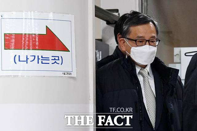 특정범죄 가중처벌 등에 관한 법률 위반(뇌물) 혐의로 기소된 김학의 전 법무부 차관이 27일 오후 서울 서초구 서울고등법원에서 열린 파기환송심 선고 공판에서 무죄를 받고 법원을 나서고 있다. /남용희 기자