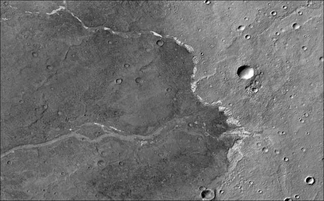 NASA MRO 위성은 화성 보스포로스 평원에서 하얀 자국으로 보이는 소금 퇴적물을 발견했다. (사진=NASA/JPL-칼텍/MSSS)