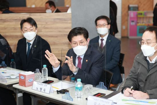 노형욱 국토교통부 장관이 27일 서울 번동 영구임대주택을 방문해 입주민들의 애로사항을 청쥐하고 방역관리를 강조하고 있다. / 국토교통부 제공.