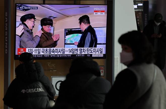 17일 서울역 대합실에서 시민들이 북한의 발사체 관련 뉴스를 시청하고 있다. 연합뉴스