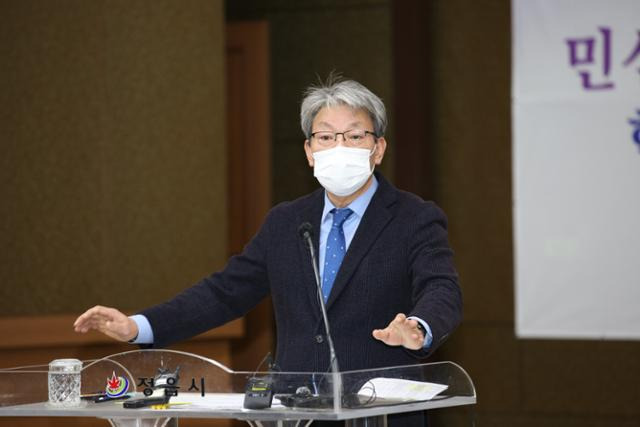 불법 정치자금 수수 의혹을 받고 있는 유진섭 전북 정읍시장이 27일 정읍시청 5층 대회의실에서 기자회견을 열고 "억울하다"면서 의혹을 부인하고 있다. 정읍시 제공