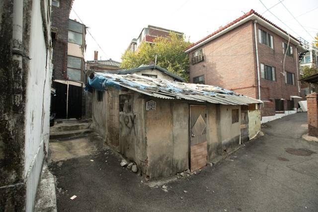 김여정 작가가 촬영한 보광동의 한 주택. 재개발이 진행되는 가운데 몇몇 주민들은 저렴한 월세 등의 이유로 보광동을 떠나지 않고 있다. 은행나무출판사 제공