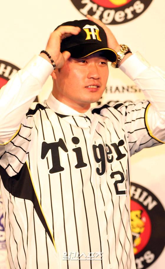 2013년 12월 서울 한 호텔에서 열린 한신 타이거즈 입단식에 참석한 오승환. 오승환은 일본 프로야구에서 두 시즌 활약하며 정상급 마무리 투수로 군림했다. IS 포토