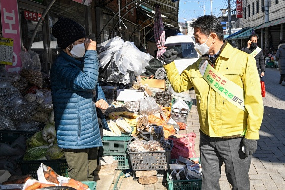 27일 장욱현(오른쪽) 영주시장이 재래시장을 방문해 지역상인과 화이팅을 외치고 있다. [사진=영주시]