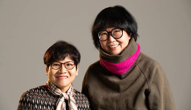 청계피복노조 여성노동자들은 어리면 열둘, 열셋에 ‘시다’로 일 시작해 한달에 한두 번 쉬고 거의 매일 야근하는 열악한 환경에서 노동했다. 야학의 전신인 노동교실에서 국어, 역사 등을 배우고 노조에 가입한 이들의 구술사를 기록하다 다큐 영화 촬영까지 하게 된 김정영 감독(오른쪽)과 노조 간부였던 신순애씨를 17일 서울 중구 경향신문에서 만났다. 우철훈 선임기자