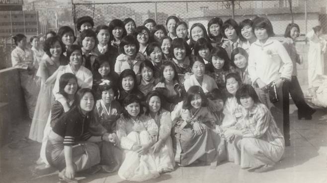 1970년대 청계천 평화시장 봉제공장에서 일했던 여성노동자들. 영화사 진진 제공